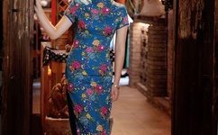 保定遭狂风漫卷:路人抱杆防吹跑